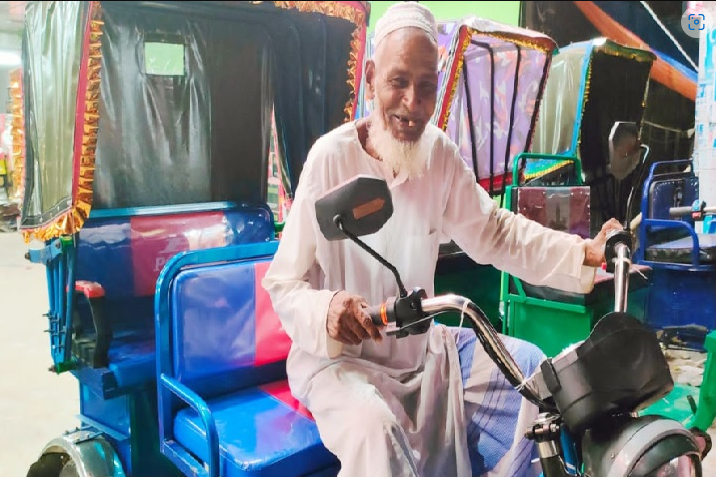 নোয়াখালীতে নামাজে গিয়ে রিকশা হারানো তাজুল ইসলামকে রিক্সা দিয়েছেন পীর সাহেব চরমোনাই