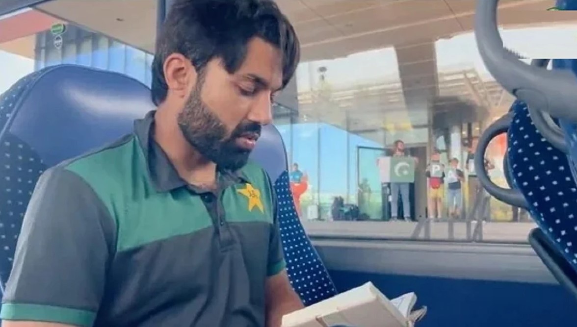 বাসে সতীর্থরা যখন মোবাইল নিয়ে ব্যস্ত, তখন পবিত্র কোরআন পাঠে মগ্ন পাকিস্তানি ক্রিকেটার রিজওয়ান