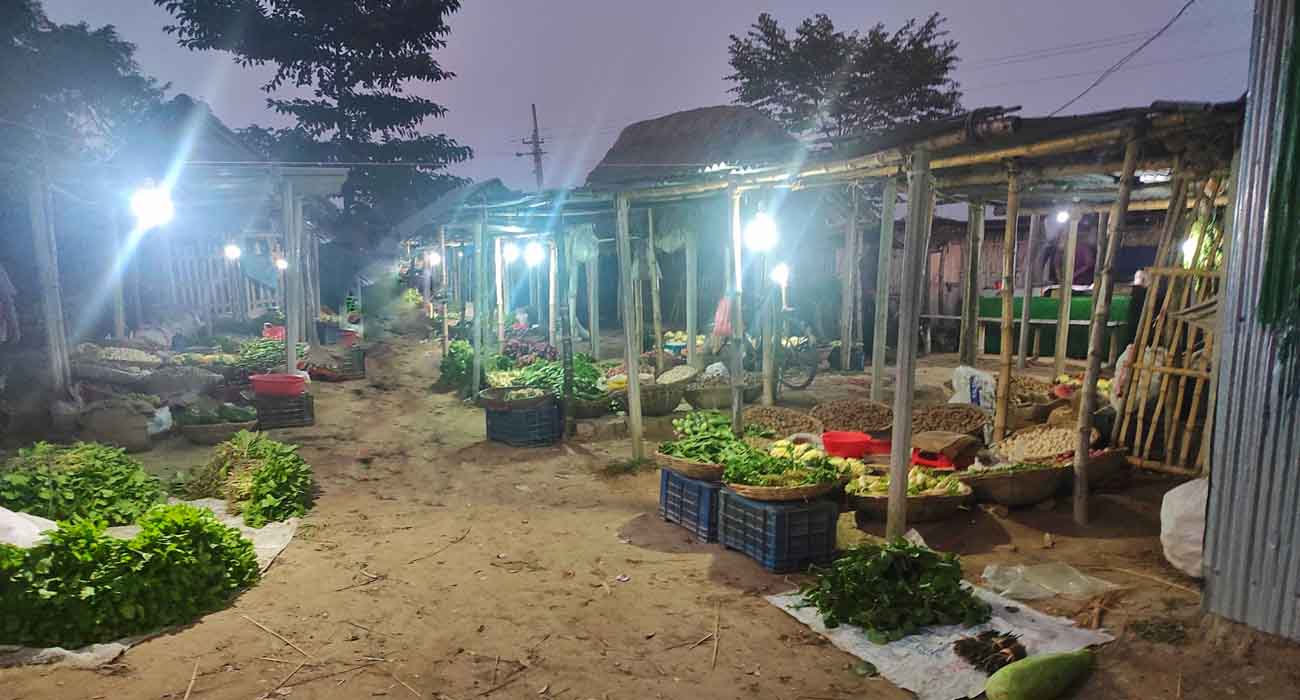 মসজিদে আজান হলে শান্তির বাজার ফাঁকা হয়ে যায়, ছবি ভাইরাল