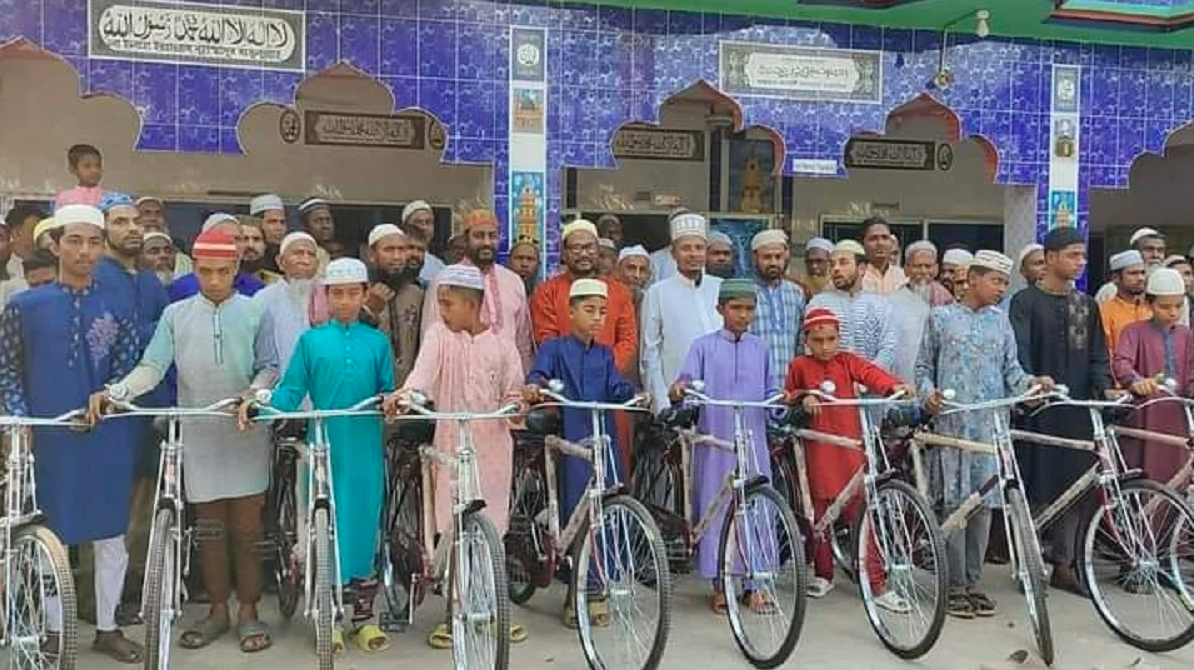 সাতক্ষীরায় টানা ৪৫ দিন পাঁচ ওয়াক্ত নামাজ আদায় করে সাইকেল উপহার পেলো ১৪ কিশোর