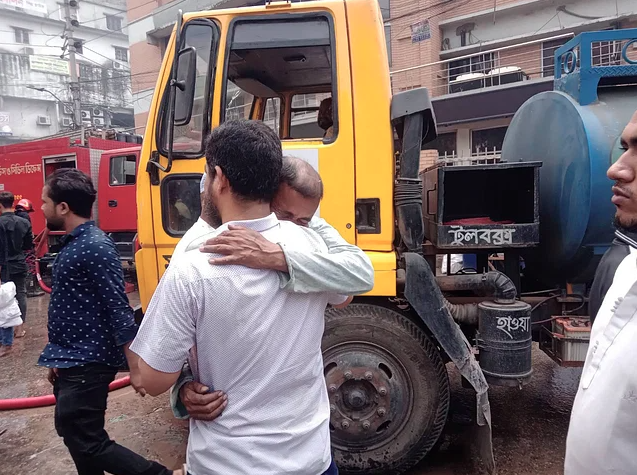 আগুনে ২ কোটি টাকার মালামাল শেষ, কান্না থামছে না মিজানুর রহমানের