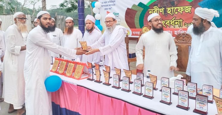 এক গ্রামের ৪০ কোরআনে হাফেজকে সংবর্ধনা