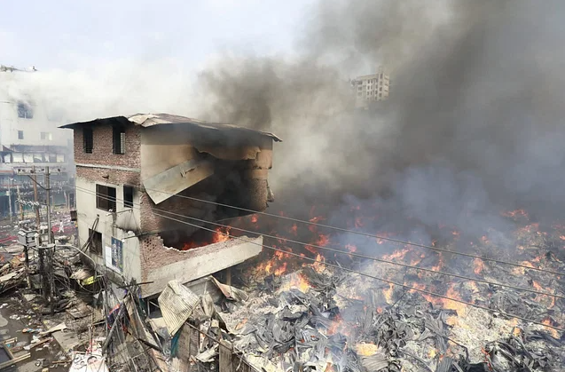 আগুন ছড়িয়েছে আশপাশে
